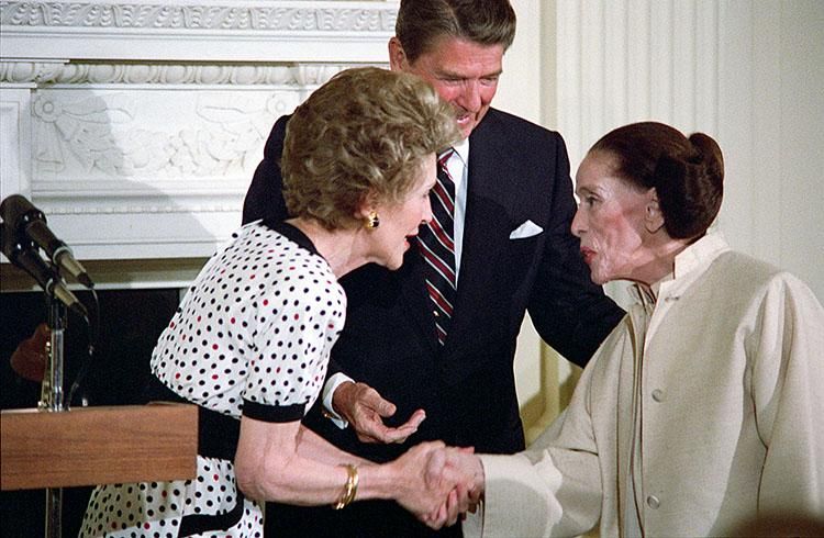 President Ronald Reagan and Nancy Reagan greet dancer and choreographer Martha Graham as she is presented with the National Medal of Arts 04/23/1985 NAID: 75854063