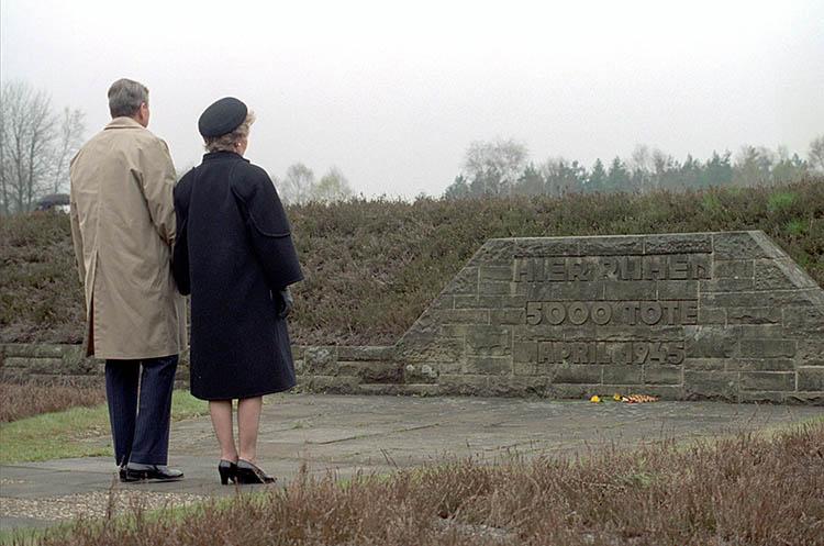President Ronald Reagan and Nancy Reagan during their visit to Bergen-Belsen concentration camp in the Federal Republic of Germany 05/05/1985  NAID: 75854089