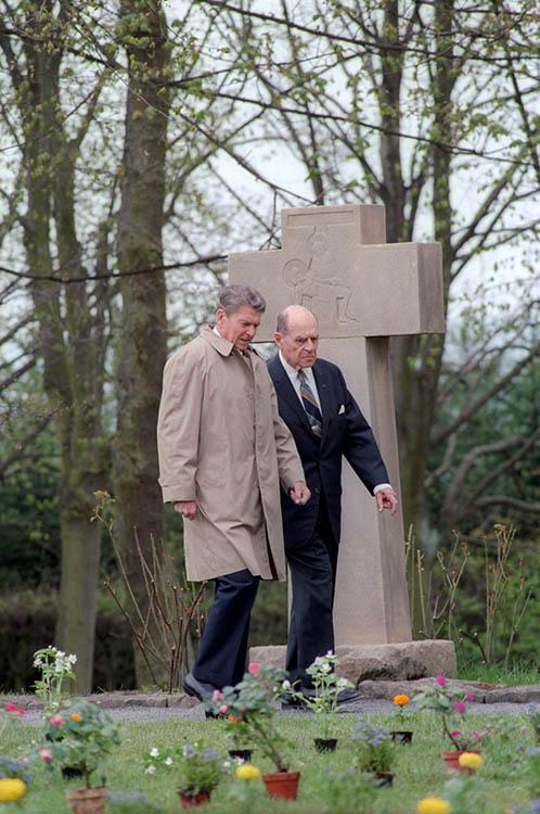 President Ronald Reagan walking with General Matthew Ridgway at Kolmeshöhe Military Cemetery in the Federal Republic of Germany 05/05/1985 NAID: 75854091