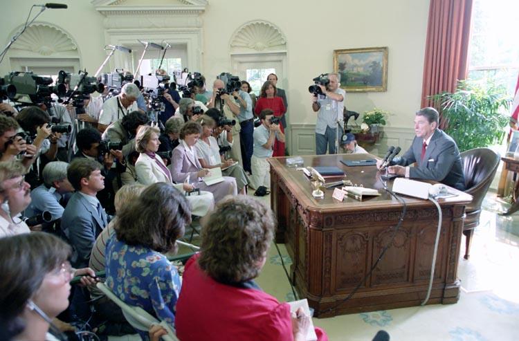 President Ronald Reagan delivering remarks and participating in a question and answer session with reporters on signing the Executive Order prohibiting trade and certain other transactions involving South Africa 09/09/1985 NAID: 75854283