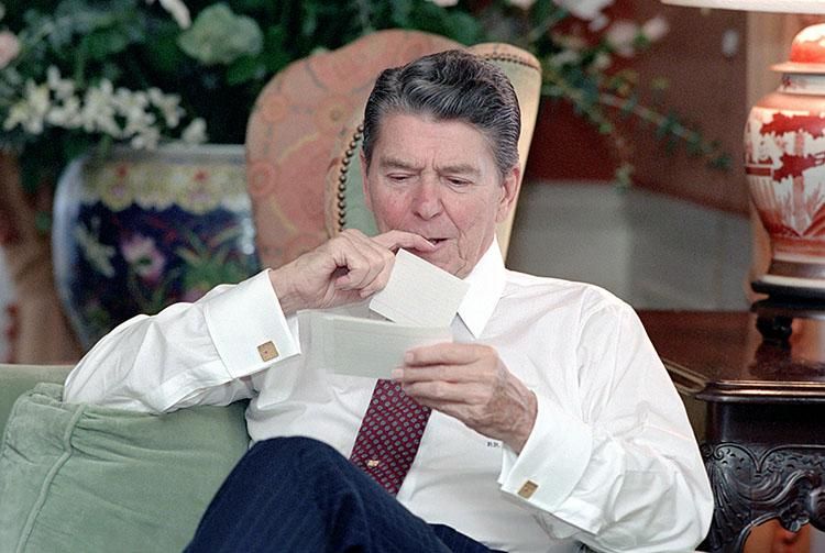 President Ronald Reagan looking at 3x5 cards at the Waldorf Astoria Hotel during a trip to New York City to attend the 40th Session of the United Nations General Assembly 10/24/1985  NAID: 75854377