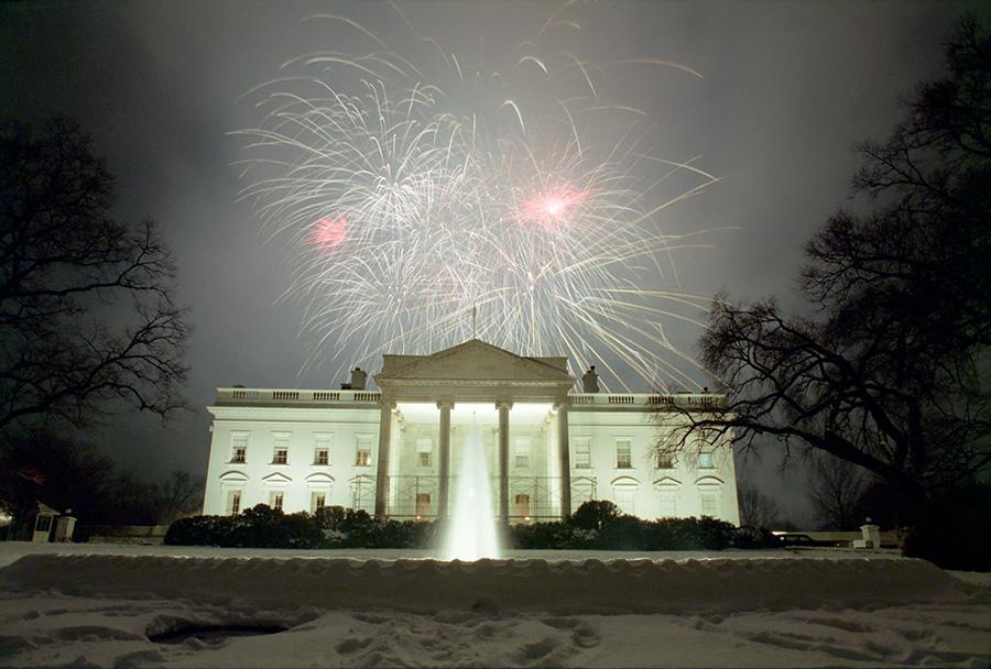 Fireworks over the White House during the Prelude Pageant to the 50th American Presidential Inaugural 01/18/1985 NAID: 75853851