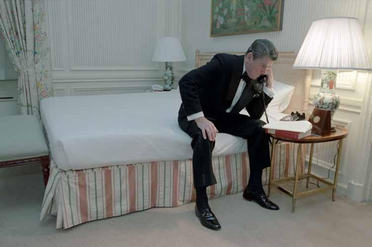 President Ronald Reagan speaking on the telephone with to E. Gino Casanova, a U.S. Vietnam veteran who has fasted for 51 days on behalf of U.S. servicemen still believed to be missing in Southeast Asia 12/05/1985 NAID: 75854497