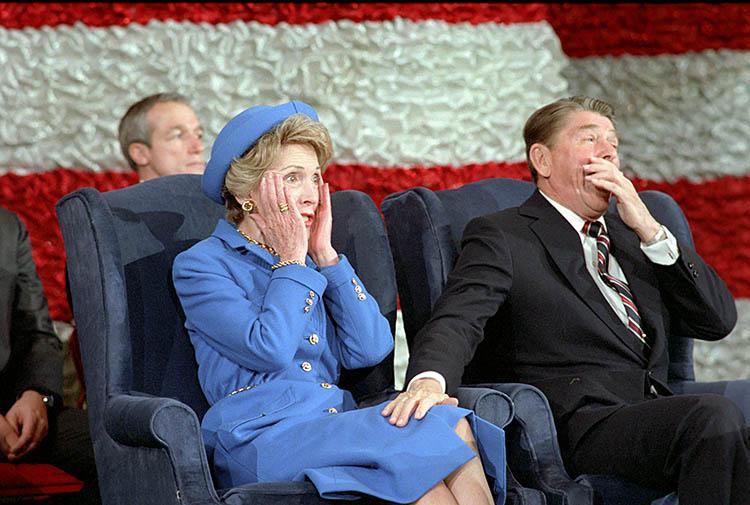 President Ronald Reagan laughing after Nancy Reagan forgot to introduce him at the Inaugural Band Concert at the Capital Centre in Landover, Maryland 01/21/1985  NAID: 75853903
