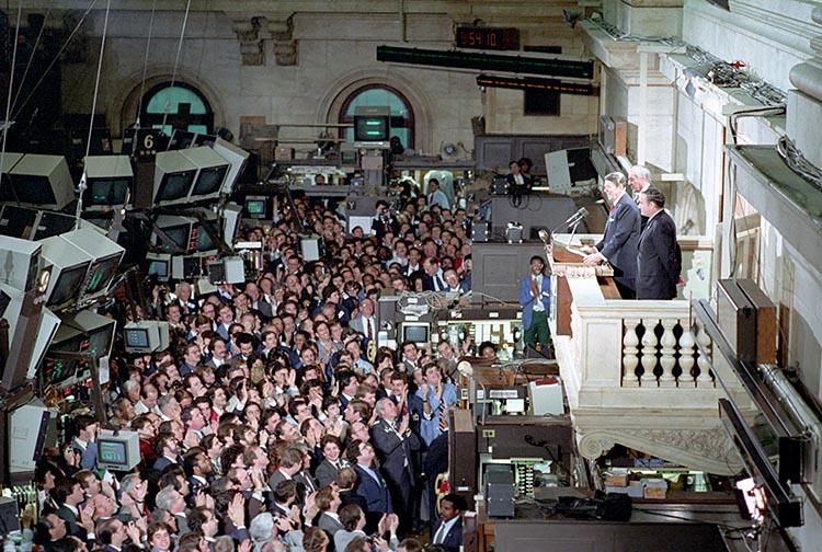 President Ronald Reagan delivering his Remarks to Brokers and Staff of the New York Stock Exchange in New York, New York 03/28/1985  NAID: 75854001