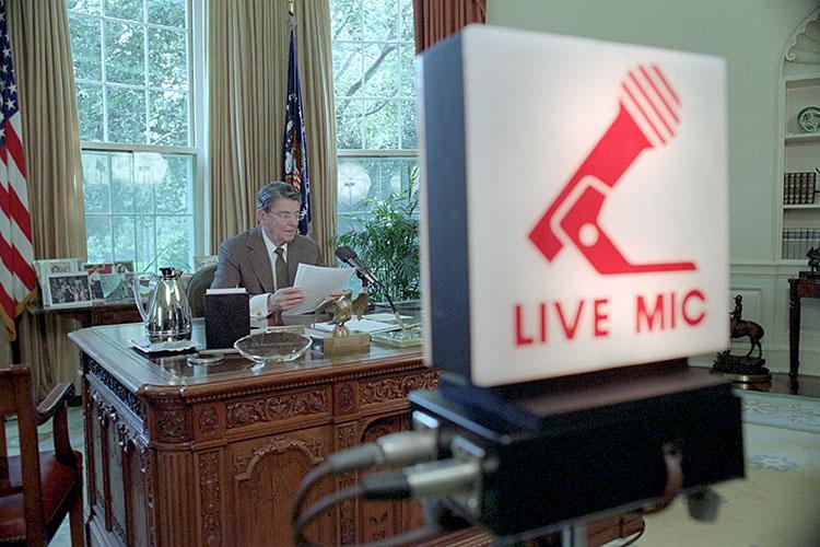 President Ronald Reagan in the Oval Office for a taping of his Radio Address to the Nation on House of Representatives Defense Authorization Bill 08/15/1986 NAID: 75854985