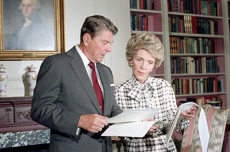 President Ronald Reagan and Nancy Reagan working on their Address to the Nation on the Campaign Against Drug Abuse in the White House Library 09/11/1986  NAID: 75855021