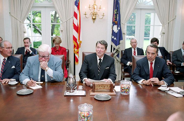 President Ronald Reagan in a briefing for bipartisan members of Congress on the Iceland Summit in the Cabinet Room 10/14/1986  NAID: 75855115