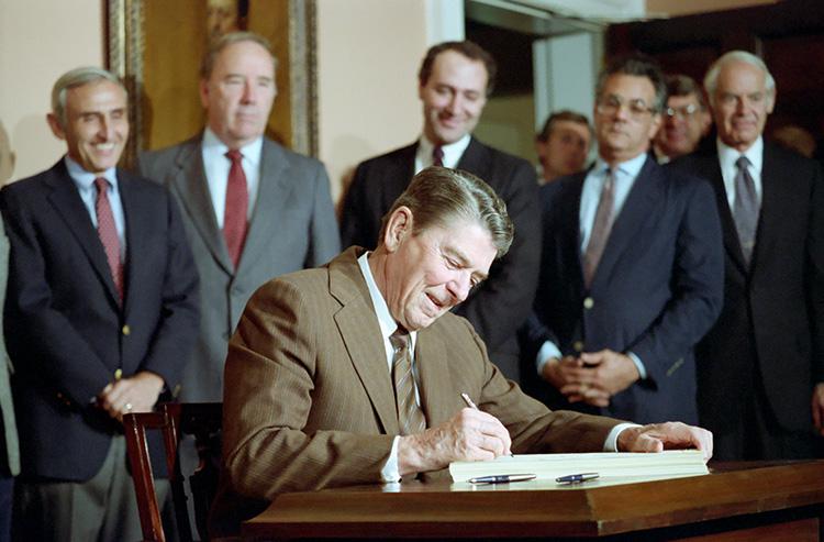 President Ronald Reagan signing S. 1200 Immigration Reform and Control Act of 1986 (Public Law 99-603) in the Roosevelt Room 11/06/1986  NAID: 276564423
