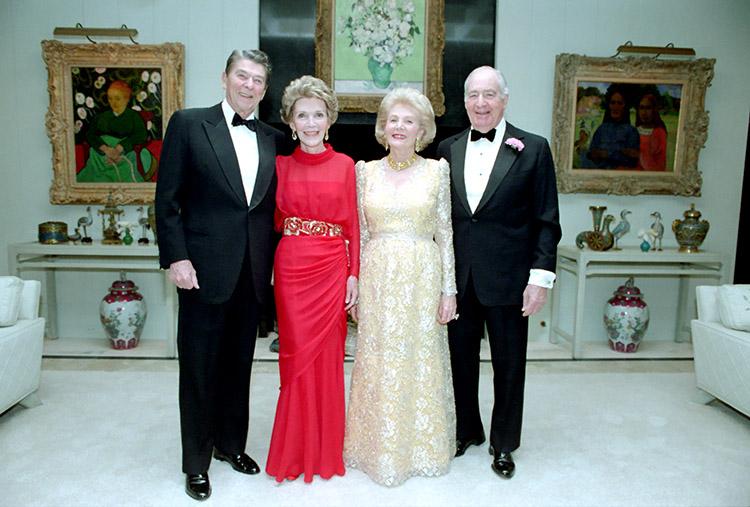 President Reagan, Nancy Reagan, Leonore Annenberg, and Walter Annenberg at a New Year’s Eve party at Sunnylands, the Annenberg Estate, in Rancho Mirage, California 12/31/1986  NAID: 75855231