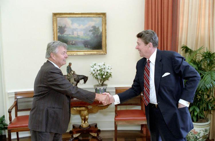 President Ronald Reagan meeting with campaign manager Stu Spencer in the Oval Office 03/10/1986 NAID: 75854655