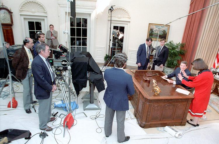 President Ronald Reagan preparing to deliver his Address to the Nation on the Situation in Nicaragua with Special Assistant to the President and Director of the Television Office Elizabeth Board in the Oval Office 03/16/1986NAID: 75854667