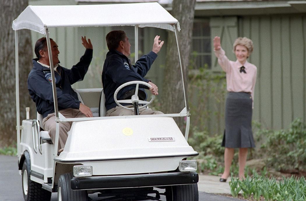 Nancy Reagan waving goodbye to President Ronald Reagan and Prime Minister Yasuhiro Nakasone of Japan at Camp David 04/13/1986NAID: 75854733