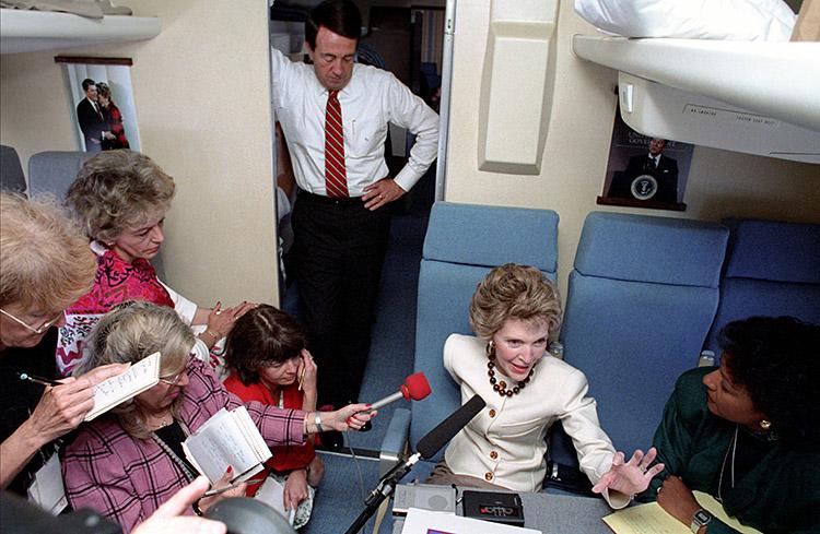 Nancy Reagan speaking with the press aboard the First Lady airplane during a trip to the G7 Summit in Venice, Italy 06/10/1987  NAID: 75855493