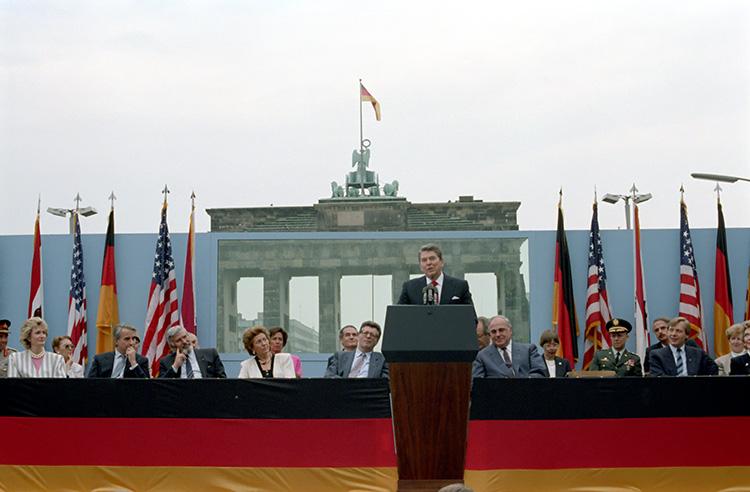 President Ronald Reagan delivering his Remarks on East-West Relations at the Brandenburg Gate in West Berlin 06/12/1987  NAID: 75855513