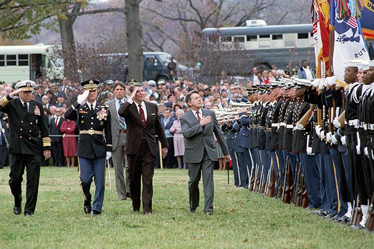 President Ronald Reagan attending the farewell ceremony for retiring Secretary of Defense Caspar Weinberger at the Pentagon 11/17/1987 NAID: 276564589