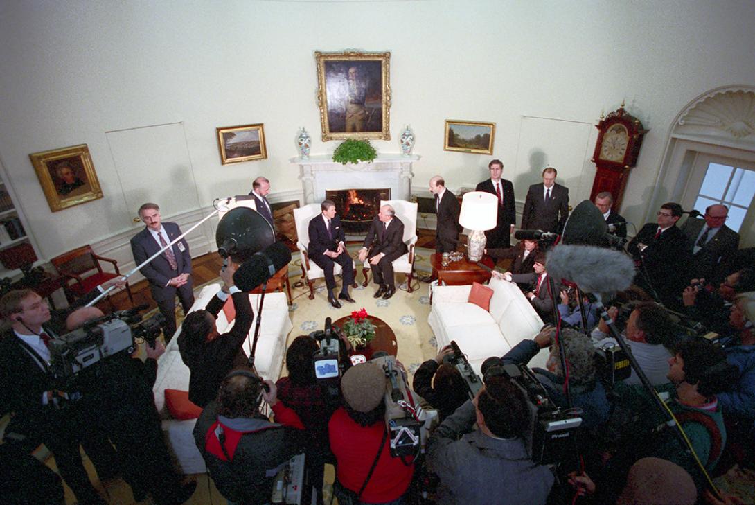 President Ronald Reagan and General Secretary Mikhail Gorbachev having their first meeting in the Oval Office (photograph taken with remote camera) 12/08/1987  NAID: 276564613
