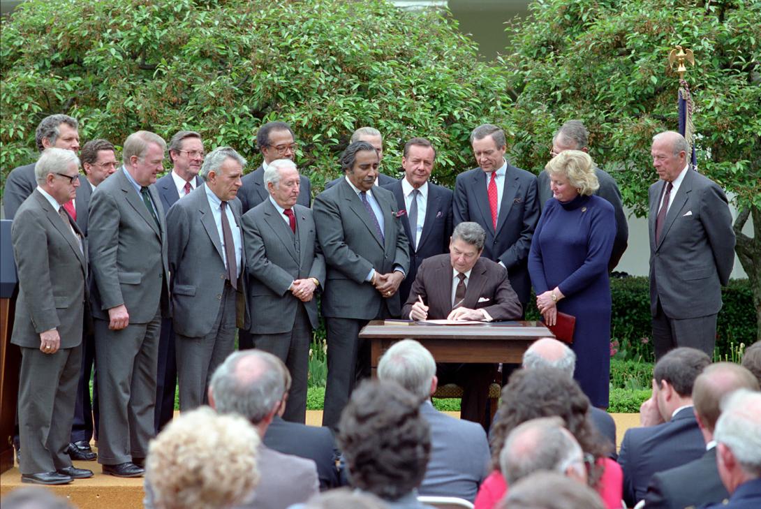 President Ronald Reagan at the Signing Ceremony for Executive Order 12595, establishing a White House Conference for a Drug Free America, in the Rose Garden 05/05/1987  NAID: 404525377