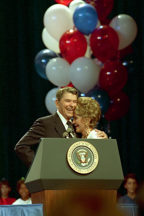 President Reagan and Nancy Reagan hugging after he surprised her at a luncheon in her honor at the Republican National Convention in New Orleans, Louisiana 08/15/1988  NAID: 75856247