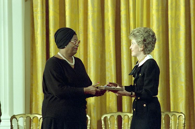 Nancy Reagan presenting the Presidential Medal of Freedom to actress and singer Pearl Bailey in the East Room 10/17/1988 NAID: 276564995 