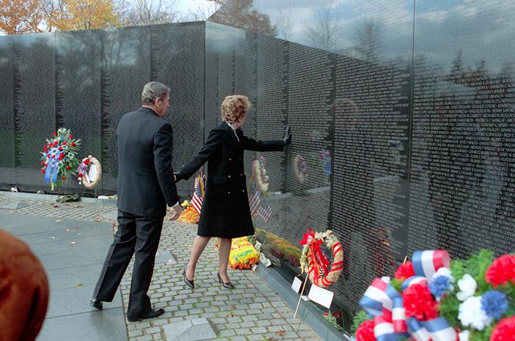 President Ronald Reagan and Nancy Reagan visit the Vietnam Veterans Memorial and a lay written note in Washington, D.C. 11/11/1988 NAID: 276565025