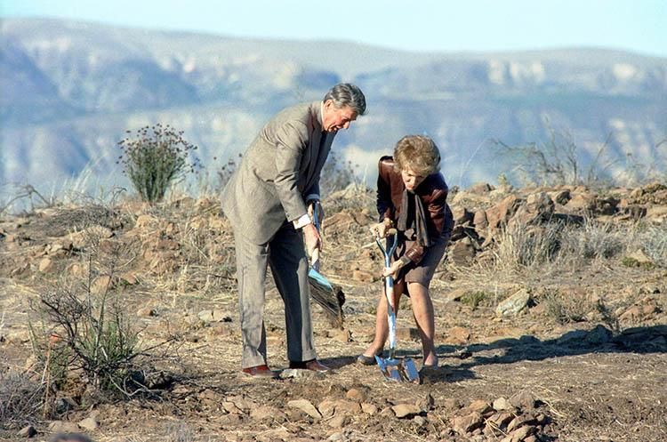 President Ronald Reagan and Nancy Reagan breaking ground for the Ronald Reagan Presidential Library in Simi Valley, California 11/21/1988 NAID: 75856385