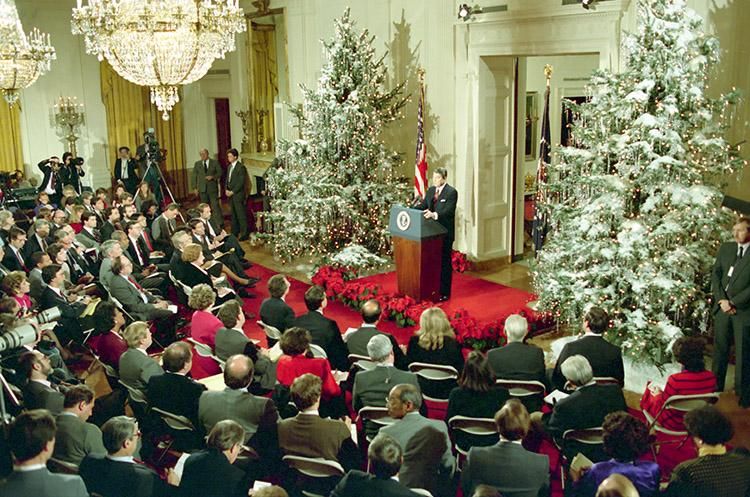 President Ronald Reagan during his final news conference in the East Room, which was broadcast live on nationwide radio and television 12/08/1988 NAID: 75856415