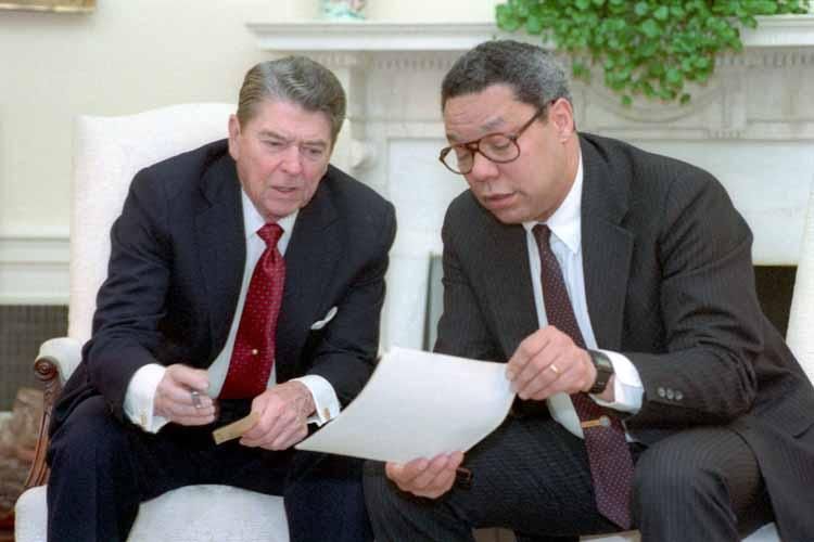President Ronald Reagan holding a National Security Council meeting on the Persian Gulf with National Security Advisor Colin Powell in the Oval Office 04/18/1988  NAID: 75856049