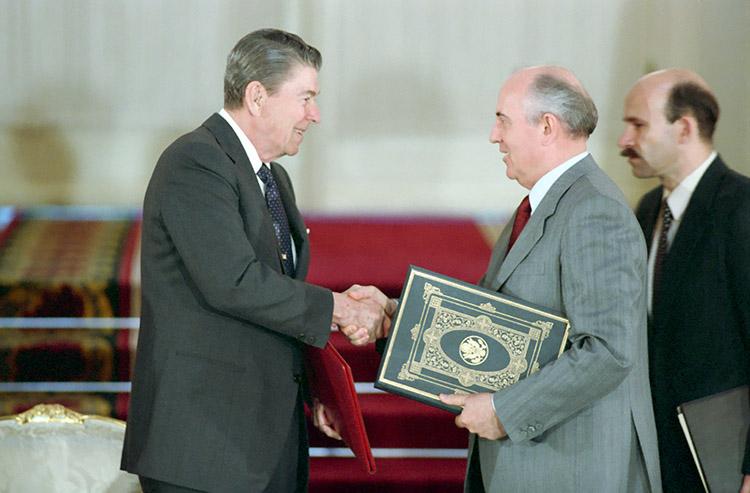 President Ronald Reagan and General Secretary Mikhail Gorbachev shaking hands after the exchange of documents ratifying the Intermediate-Range Nuclear Forces Treaty in the Grand Kremlin Palace during the Moscow Summit 06/01/1988 NAID: 75856143