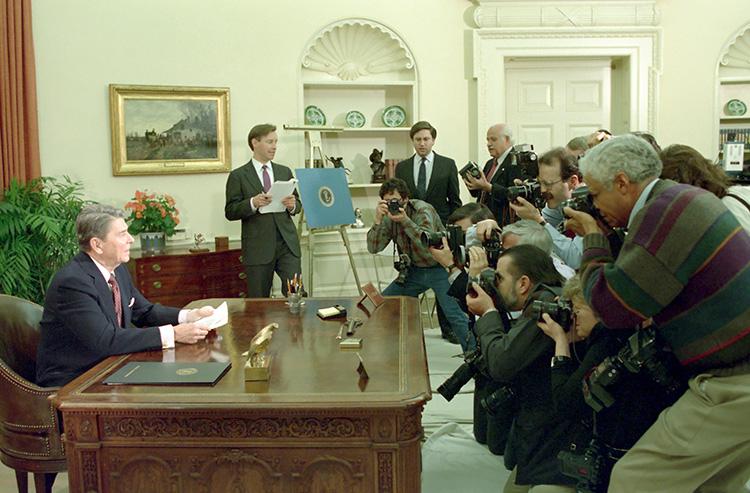 President Ronald Reagan giving his Farewell Address to the Nation from the Oval Office 01/11/1989 NAID: 75856447