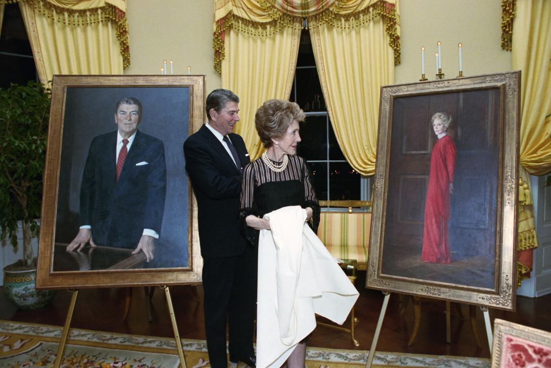 President Ronald Reagan and Nancy Reagan unveiling their 01/17/1989