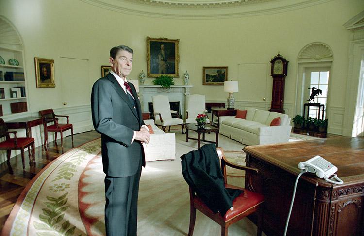 President Ronald Reagan in the Oval Office for the last time 01/20/1989 NAID: 75856479