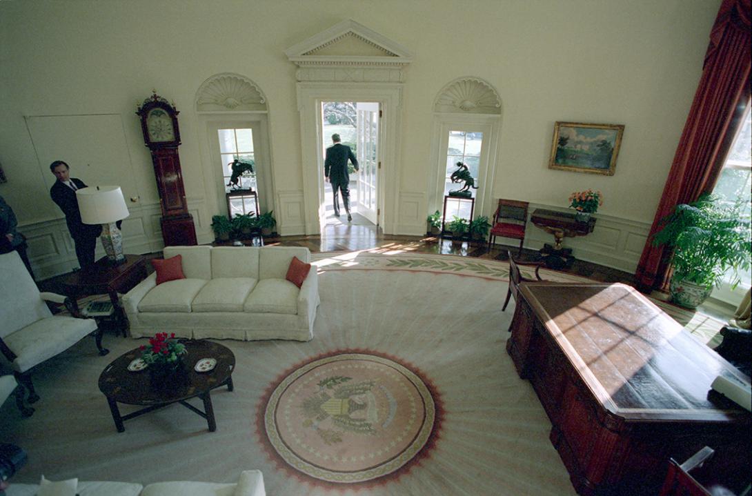 President Ronald Reagan leaving the Oval Office for the last time 01/20/1989  NAID: 75856475