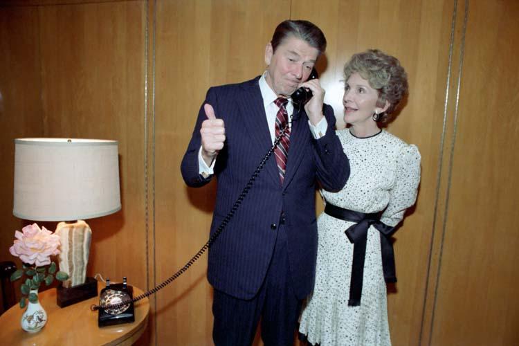 President Ronald Reagan and Nancy Reagan receiving a concession telephone call from Democratic presidential candidate former Vice President Walter Mondale while at the Jorgensen residence in Los Angeles, California 11/06/1984 NAID: 75853719