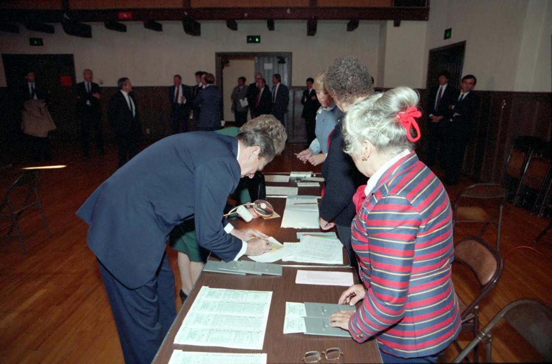 President Ronald Reagan and Nancy Reagan signing their names at the Solvang Veterans’ Memorial Building in Solvang, California 11/06/1984 