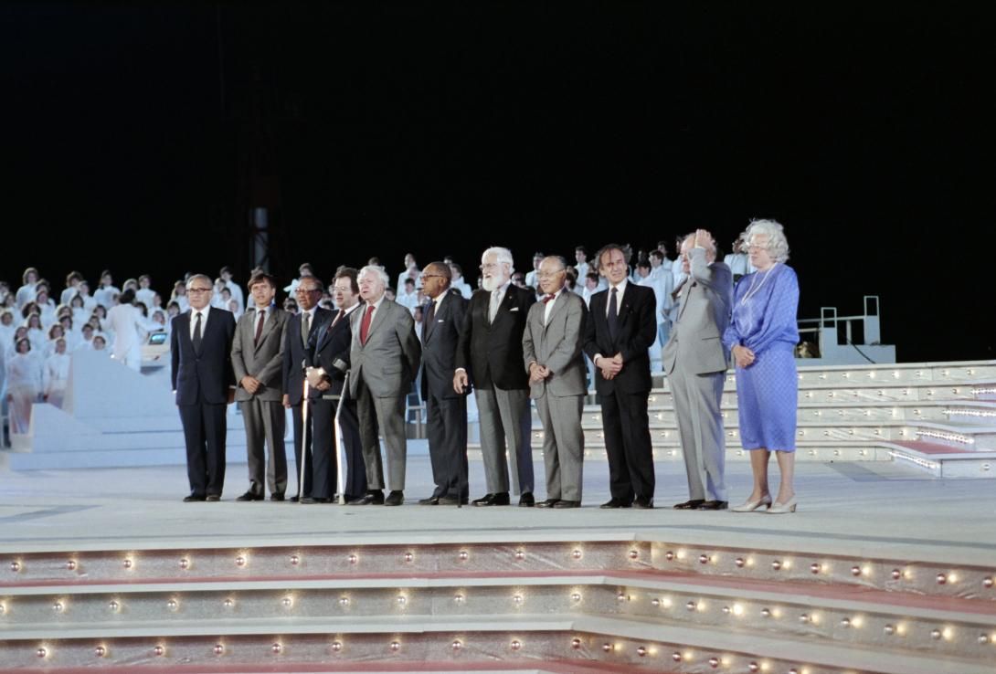 Photo opportunity of the Medal of Liberty recipients Henry Kissinger, Franklin Chang-Diaz, I.M. Pei, Itzhak Perlman, James Reston, Kenneth Clark, Albert Sabin, An Wang, Elie Wiesel, Bob Hope, and Hanna Holburn Gray 07/03/1986