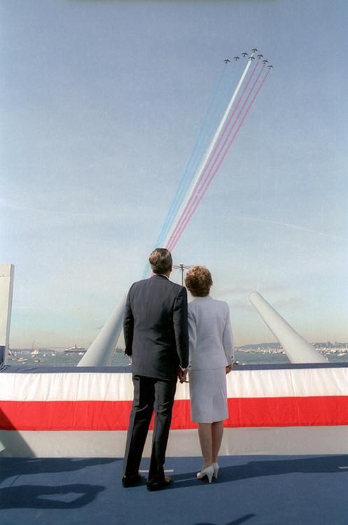 President Ronald Reagan and Nancy Reagan aboard the USS Iowa in New York Harbor 07/04/1986 NAID: 75854905