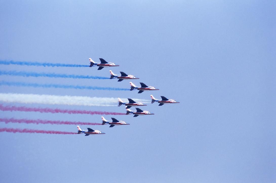 The French Air Force aerobatic team Patrouille de France flying over the Statue of Liberty 07/04/1986