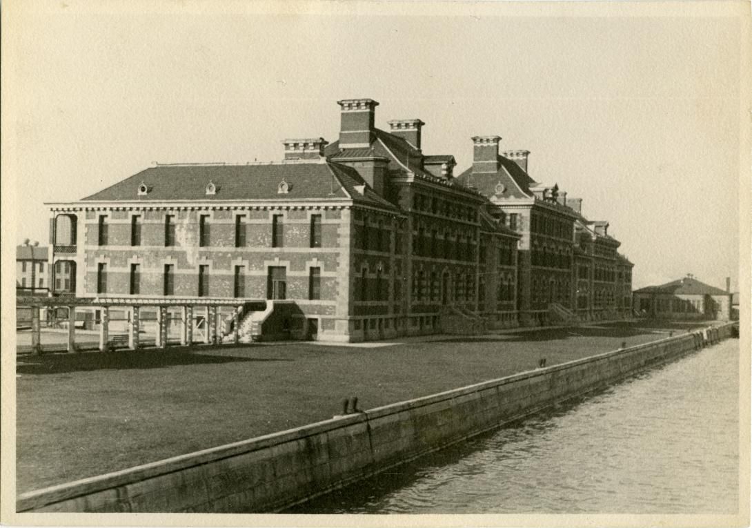 Hospital, Ellis Island #2 Public Health Service Historical Photograph File 1880-1943 Record Group 90 Records of the Public Health Service 1794-1990. NAID: 280957558