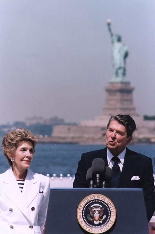 President Ronald Reagan delivering his Remarks during Operation Sail with Nancy Reagan on Governors Island in New York Harbor 07/04/1986 NAID: 75854901