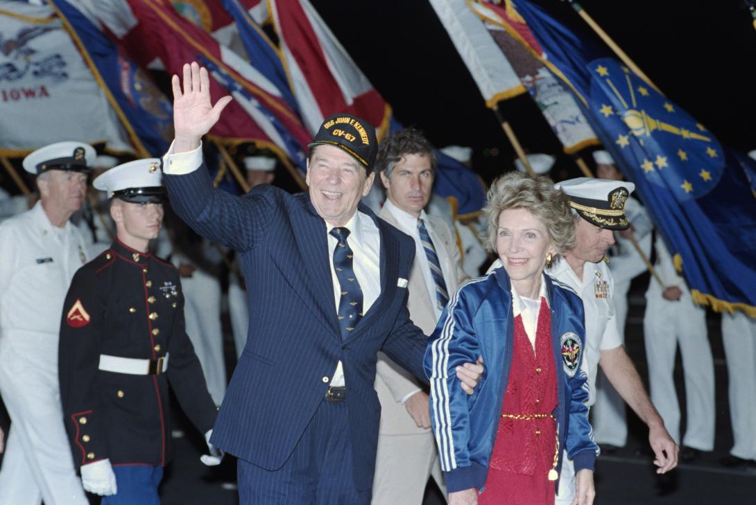 President Ronald Reagan and Nancy Reagan departing the USS John F. Kennedy 07/04/1986