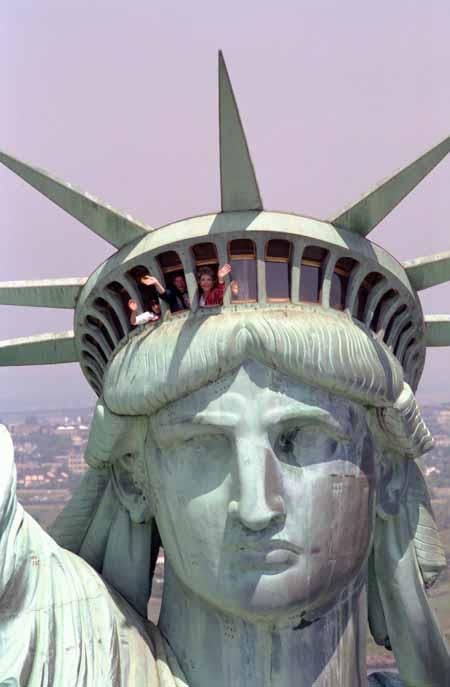 Nancy Reagan waving from the Statue of Liberty 07/05/1986 NAID: 75854909
