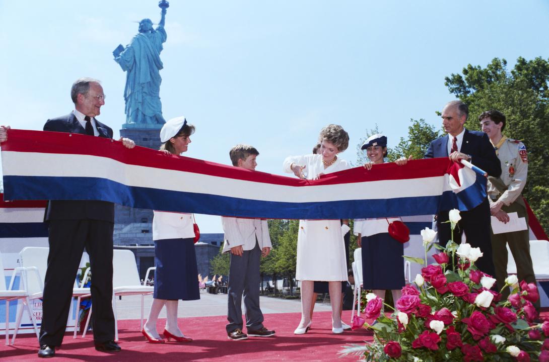 Nancy Reagan cutting the ribbon and reopening the Statue of Liberty 07/05/1986