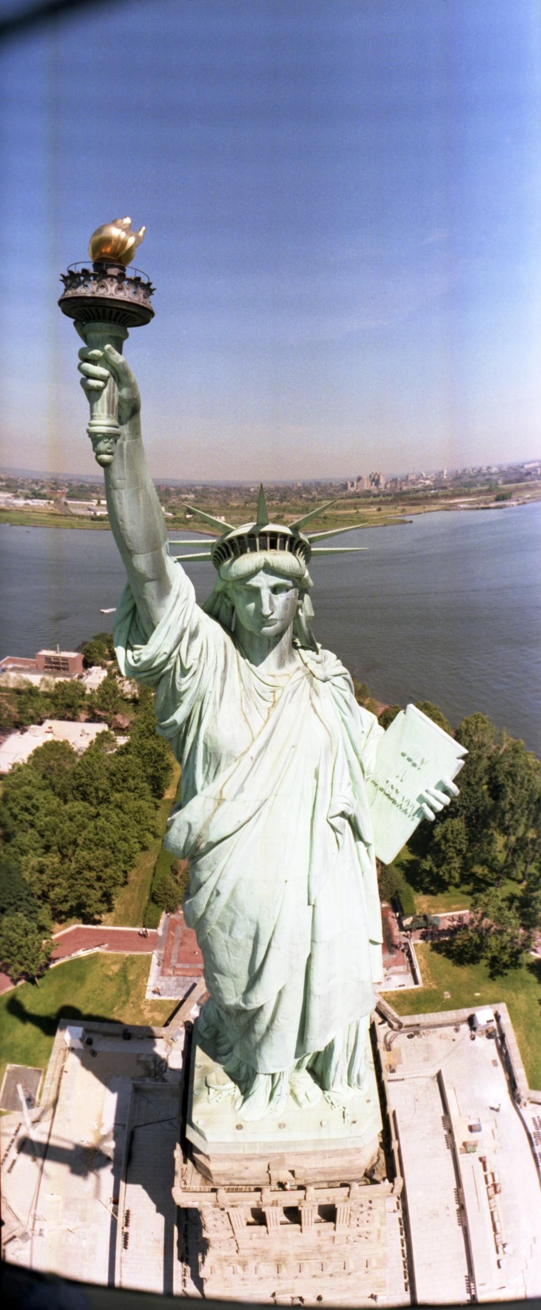 View of the Statue of Liberty 07/03/1986