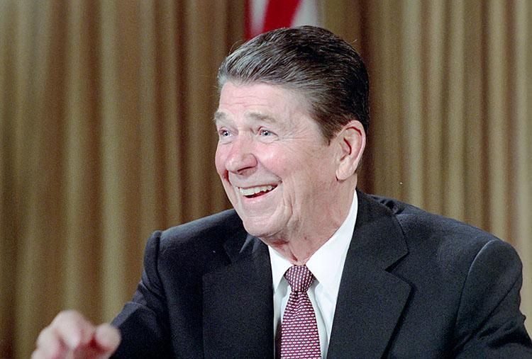 President Ronald Reagan delivering his Address to the Nation on the Upcoming Soviet-United States Summit Meeting in Geneva from the Oval Office , 11/14/1985 C31950-17 NAID: 75854425