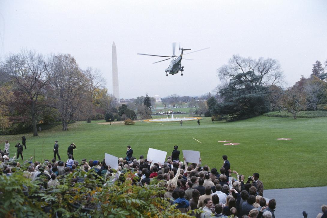 President Ronald Reagan and Nancy Reagan departing the White House via Marine One for their trip to Switzerland, 11/16/1985 C31970-31